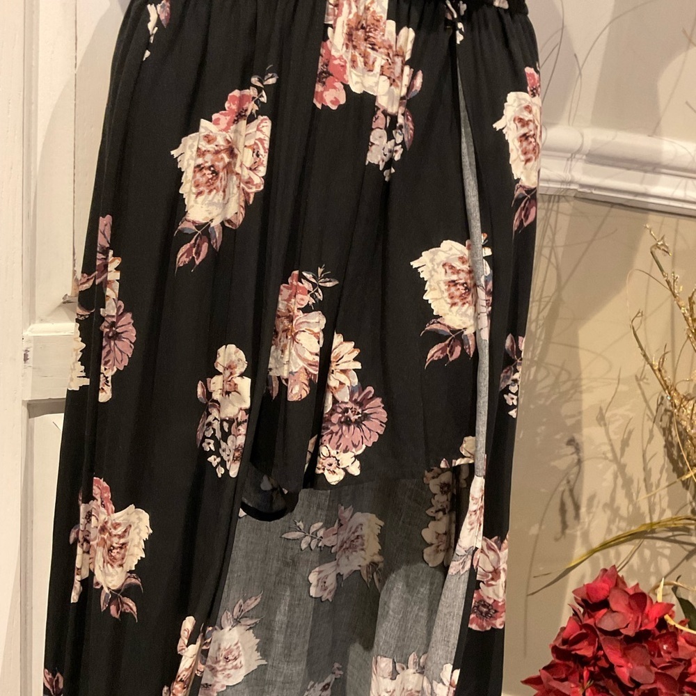 C Black Floral Shorts Romper with Train Size Small - Picture 2 of 10